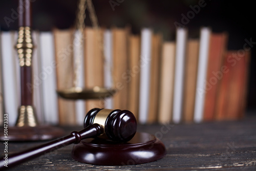 Foto Law wooden gavel barrister, justice concept, legal system