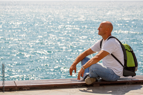 Fotografiet Portrait bald man on background sea