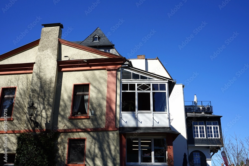 Fassade eines legendären Café mit Aussichtsterrasse vor blauem Himmel