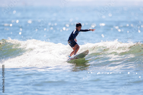 湘南の海でサーフィンをする少年 © D maborosi