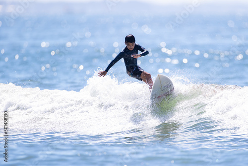 湘南の海でサーフィンをする少年 © D maborosi