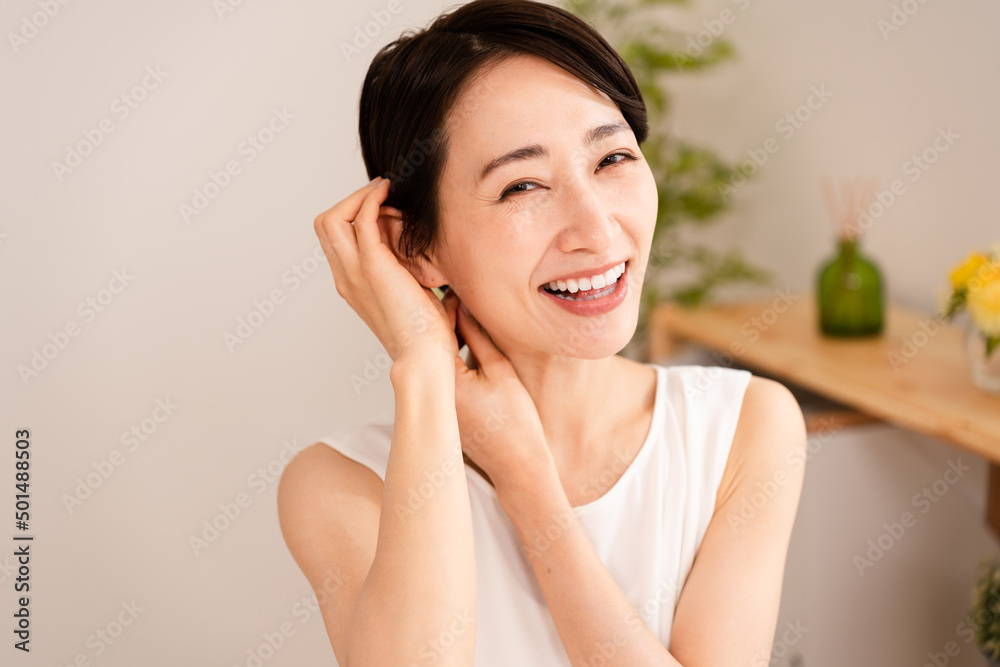 ヘアケアをする若い女性 ビューティーイメージ ヘアケアをする若い女性 ビューティーイメージ