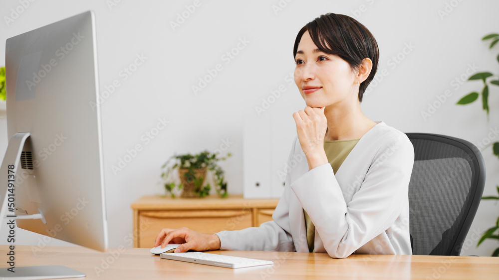 仕事をする若いビジネスウーマン
