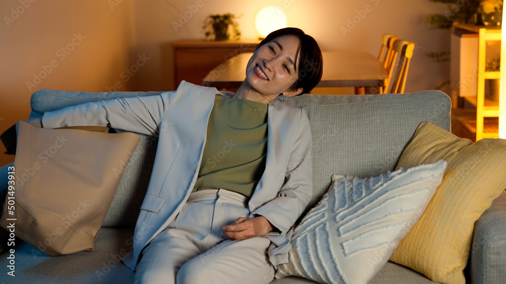 Obraz premium 仕事から帰ってきた若い女性
