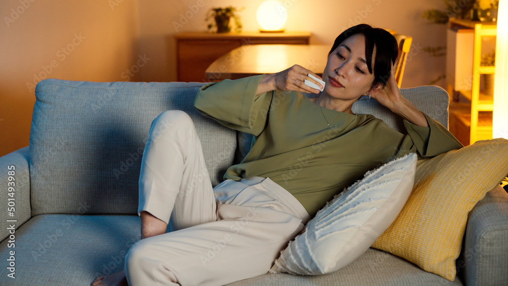 化粧落としをする若い女性 化粧落としをする若い女性
