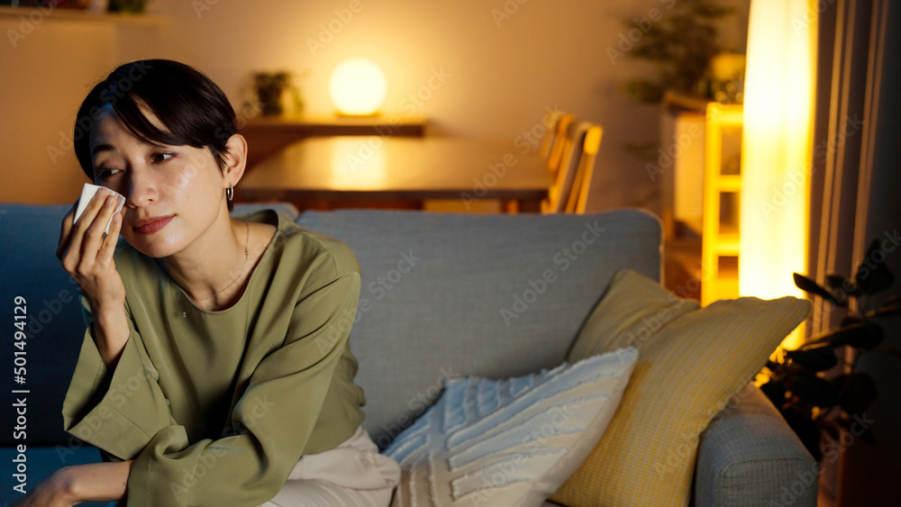 Fototapeta premium 化粧落としをする若い女性