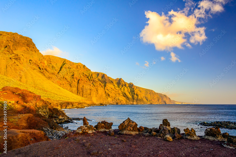 Küste von Los Gigantes auf Teneriffa im Abendlicht