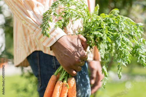 Junger Mann arbeitet im Garten