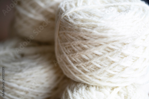 手紡ぎの羊毛で作った毛糸玉