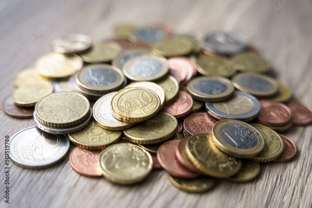 Euro Geldscheine in ener Geldbörse auf einem Holz Tisch. Nahaufnahme, Euro Geldscheine in ener Geldbörse auf einem Holz Tisch. Nahaufnahme,