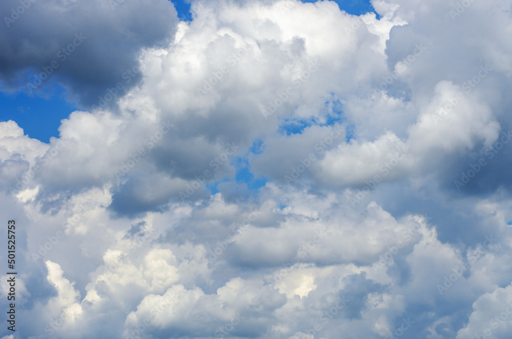 Obraz premium White clouds in blue sky