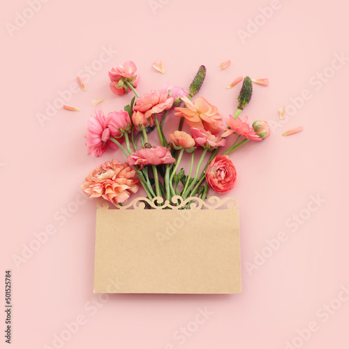 Print op canvas Top view image of pink flowers composition and empty note over pastel background