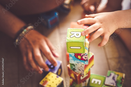 enfant et adulte joue avec cubes de jeux