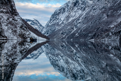 Fiordy, Norwegia, lustro, lustrzany, odbicie, woda, tafla, odbijać się, góra, morze, woda, fjiords, zimowy, norweski, północny, zimny, zima, mglisty, wspaniały, ośnieżony, tapeta