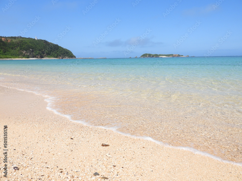沖縄旅行 白い砂浜とエメラルドグリーンの海