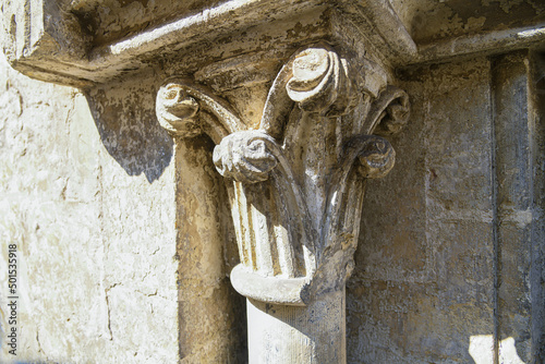Chapiteau de colonne avec volutes à l'entrée de la Chapelle Vaucelette à Cambrai photo