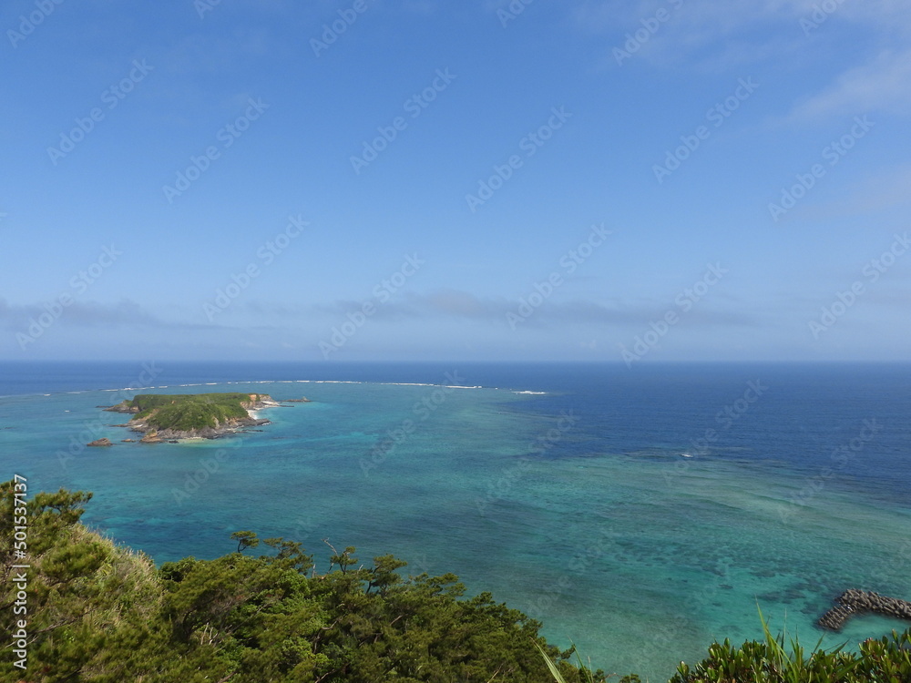 沖縄の離島 エメラルドグリーンの海 沖縄の離島 エメラルドグリーンの海