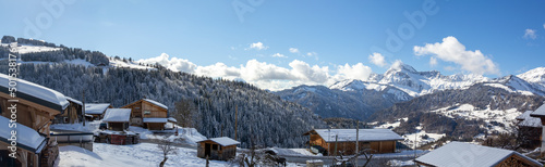 illustration d'un paysage de montagne représenté par un village sous la neige et la montagne derrière en format panoramique © emmanuel