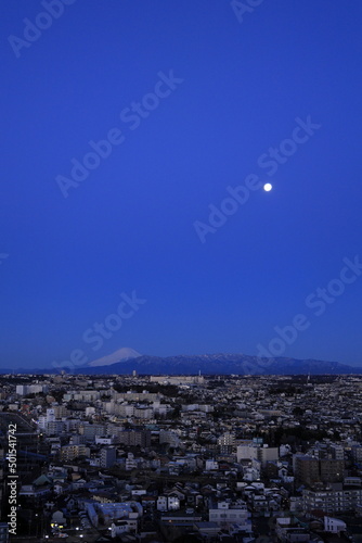 横浜からの富士山と月 (夜景)