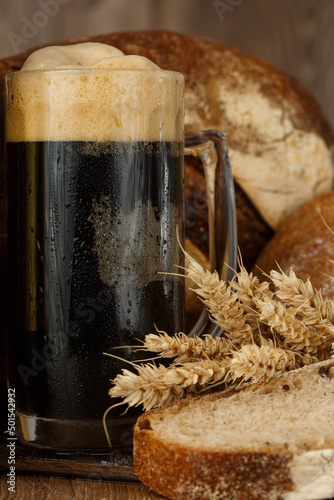 Obraz na płótnie Traditional Russian drink kvass made from bread, rye malt, sugar and water. Kvass in the jug, rye bread and malt in a bowl with scoop w salonie