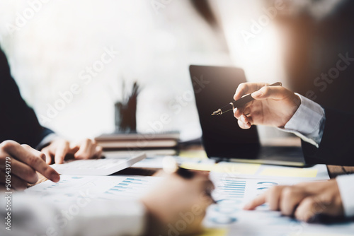 Bilde på lerret financial, Brainstorming, Consulting, Data Analysis, Planning, Marketing and Accounting, Economist pointing to investment documents with partners on profit taking to compete with other companies