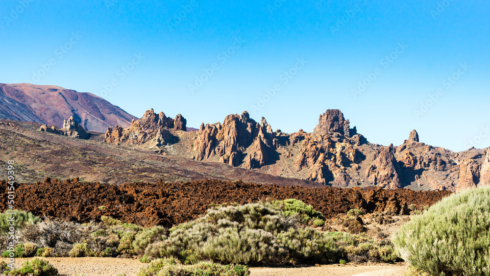 Schroffe Felsformationen aus Lava und Bimsgestein im Teide Nationalpark auf der kanarischen Insel Teneriffa, Spanien