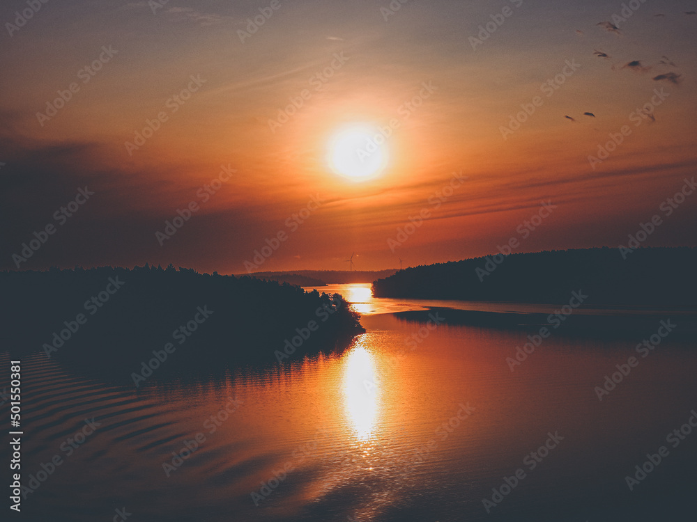wunderschöner Sonnenuntergang am Meer in Schweden