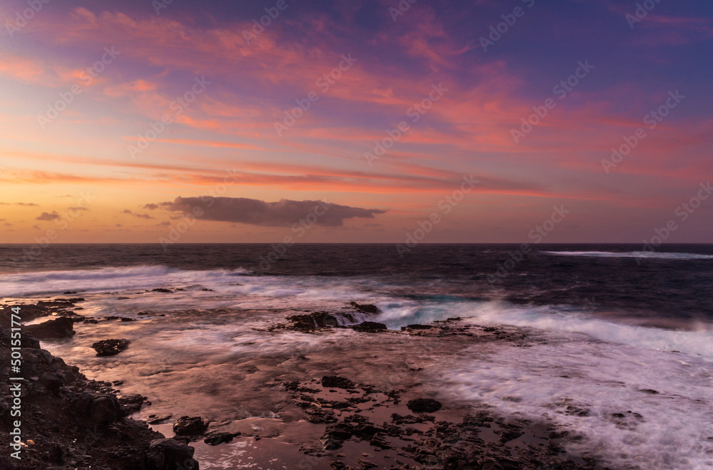 Atardecer colorido de nubes rojas en la costa de Punta Pesebre, Fuerteventura, Islas Canarias, España