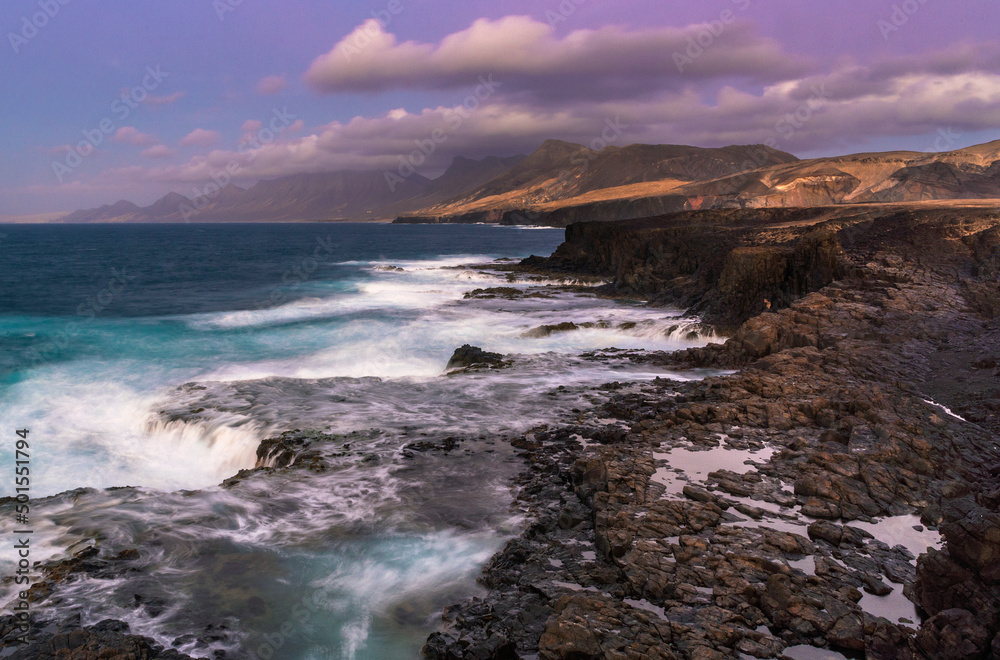 Vista de la costa de Punta Pesebre al atardecer en un día de mucho oleaje, Punta Jandia, Fuerteventura, Islas Canarias, España