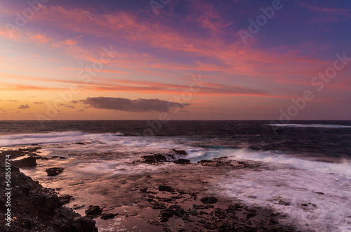 Atardecer colorido de nubes rojas en la costa de Punta Pesebre  Fuerteventura  Islas Canarias  Espa  a
