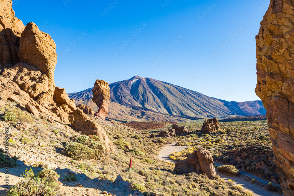 Beliebtes Ausflugsziel Roque Cinchado mit El Teide Vulkan auf der kanarischen Insel Teneriffa, Spanien