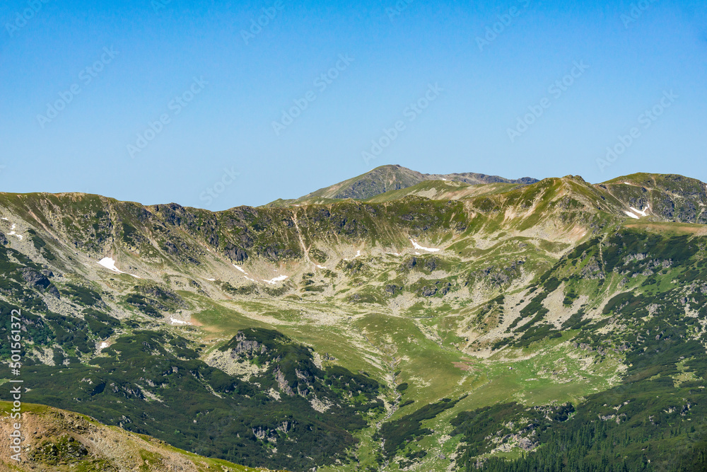 Panoramablick über Transalpina Hochgebirgsstraße in den Transsilvanischen Alpen (Siebenbürgen, Rumänien) im Sommer