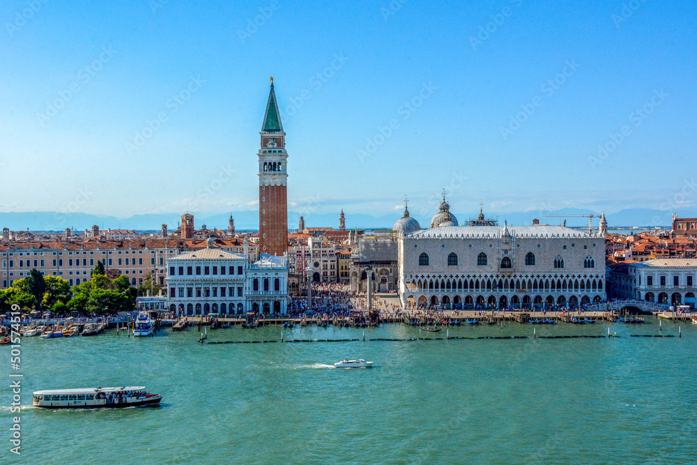 A torre do sino de São Marcos e o Palácio Ducal em Veneza, Itália