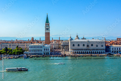 A torre do sino de São Marcos e o Palácio Ducal em Veneza, Itália © zoroastofelix
