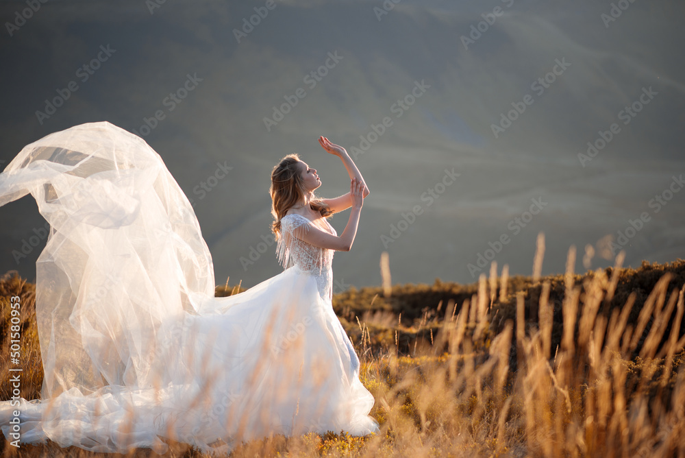 Naklejka premium bride and groom in the field