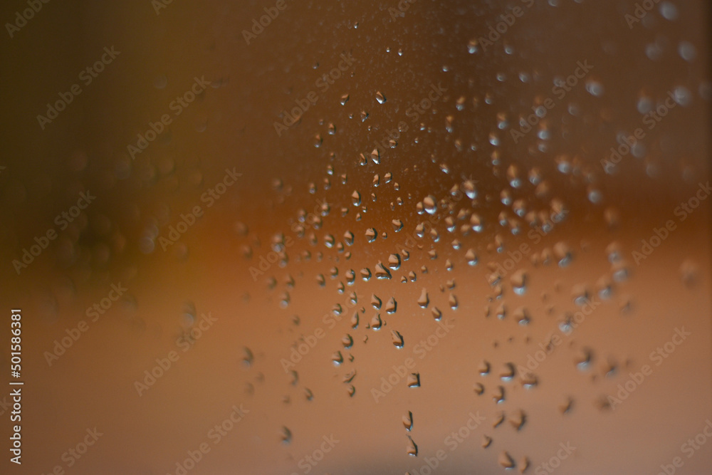 cristal con gotas de agua de la lluvia