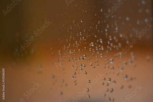cristal con gotas de agua de la lluvia
