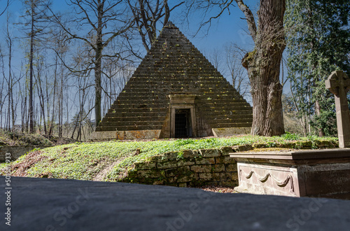 Mitten in Deutschland steht eine Pyramide. Mausoleum 
aus dem Jahre 1386. Standort ist Derneburg . Laves war der Architekt dieser Grabstätte . Heute ist dort der Laves Kulturpfad  photo