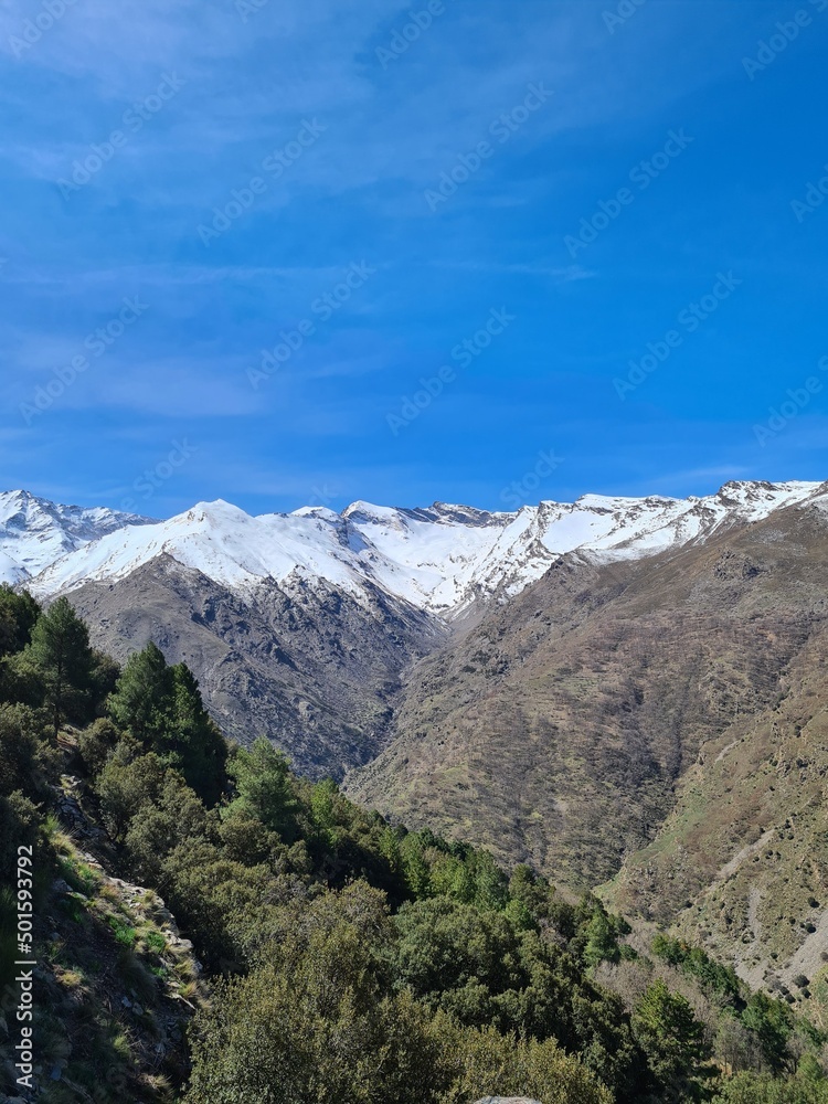 Paisaje de montaña nevada en Sierra Nevada, Granada, España. 