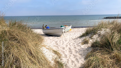 Fischerboote am weißen Strand der Ostsee