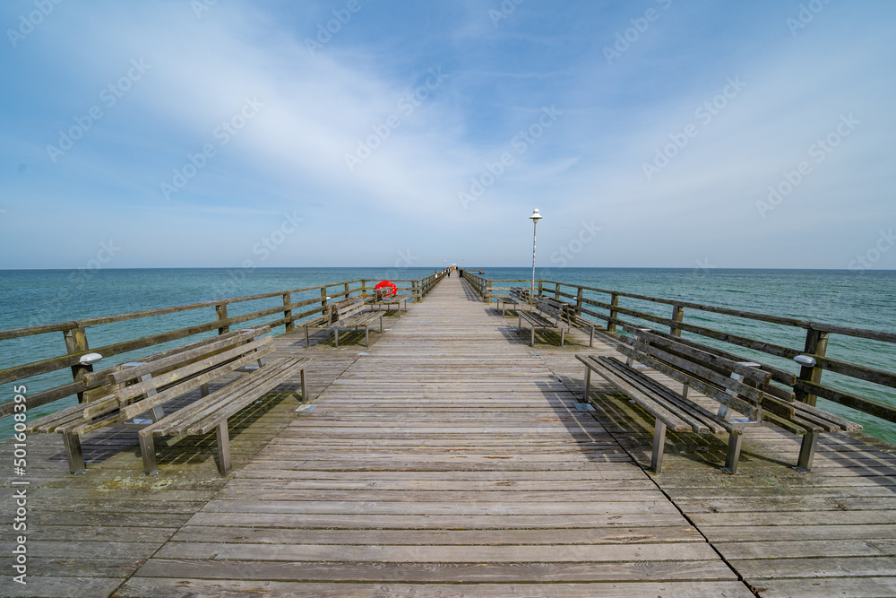 Obraz premium Kap Arkona Prerow Weststrand Zingst Darß Ostsee Rostock Warnemünde Strand Bäume Meer Salzwasser Küste Brandung Steilküste Wolken Gezeiten Himmel Wolken Stralsund Sonnenaufgang Strandkorb