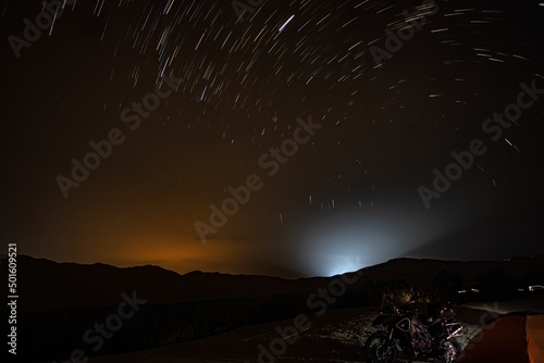 rastro de estrellas en el desierto photo