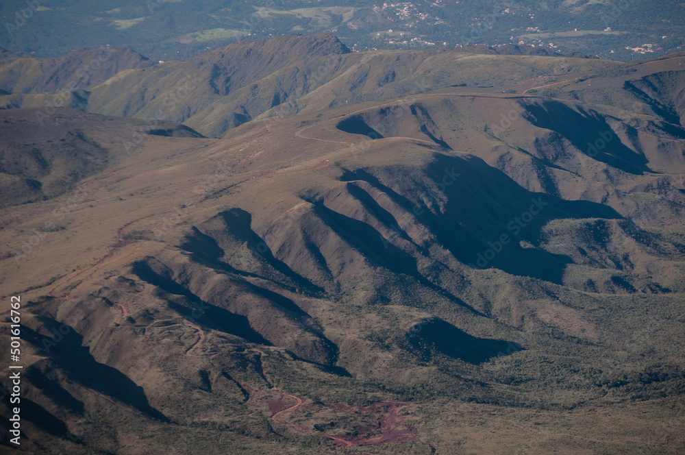 As montanhas em formação de divisores de água no interior do Brasil