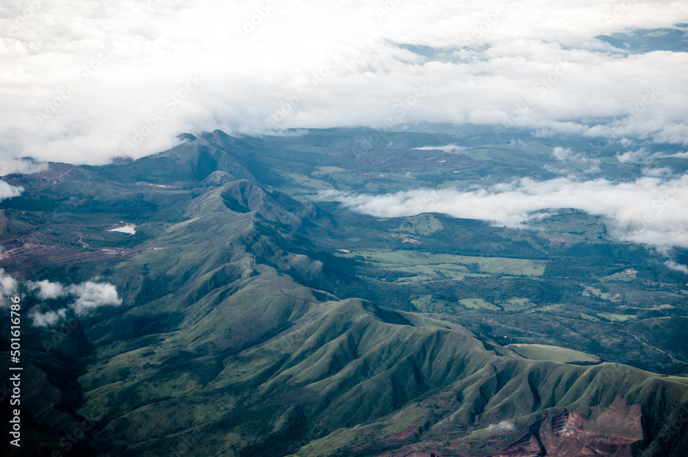 As montanhas em formação de divisores de água no interior do Brasil