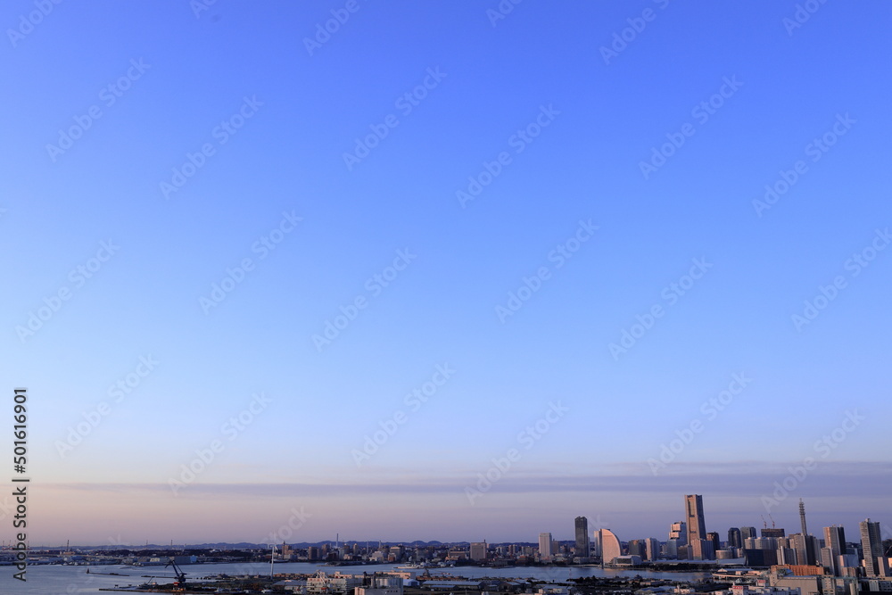 Obraz premium 新子安から見た横浜みなとみらい21 (朝景)