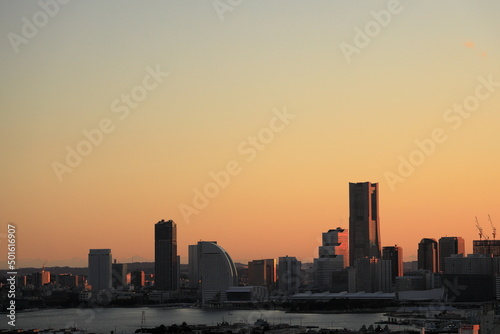 新子安から見た横浜みなとみらい21(夕焼け) © ziggy