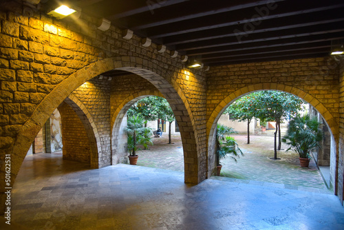 alte Mauern und Innenhof im ehemaligen Palast in Barcelona - Stadtviertel Barri Gotic photo