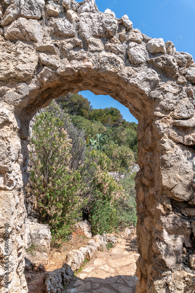 Porte en pierres avec une arche sur le Cap d'Antibes sur la Côte d'Azur