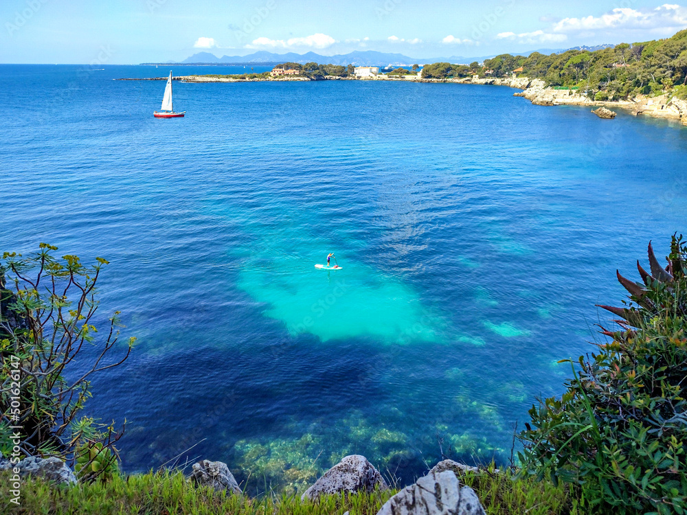 Paysage En Bord De Mer Sur Le Cap D Antibes Dans La Baie Des paysage-en-bord-de-mer-sur-le-cap-d-antibes-dans-la-baie-des