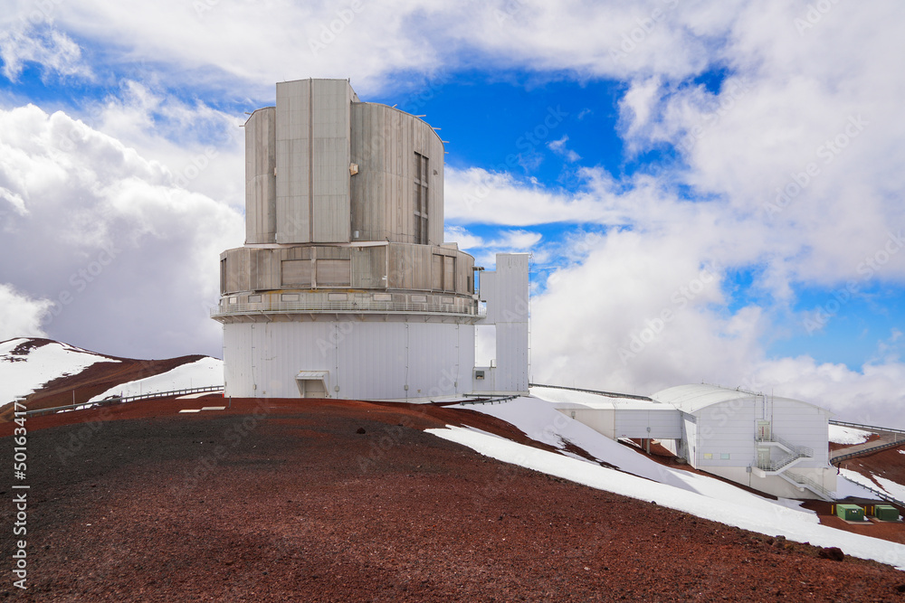 Japan's Subaru Telescope in the snow at the summit of the Mauna Kea volcano  on the Big Island of Hawaii, United States Stock-Foto | Adobe Stock